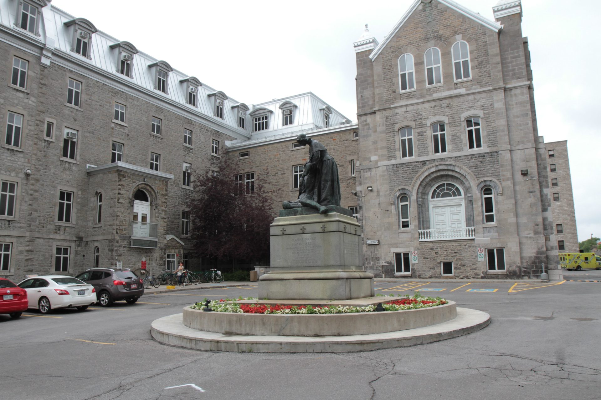 Jeanne Mance's monument, Montreal - 01.JPG